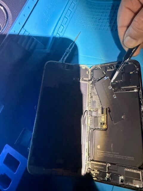 Removing the Screen from iPhone 15 Pro