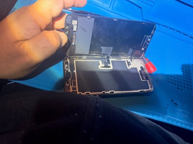 Removing internal iPhone metal shields