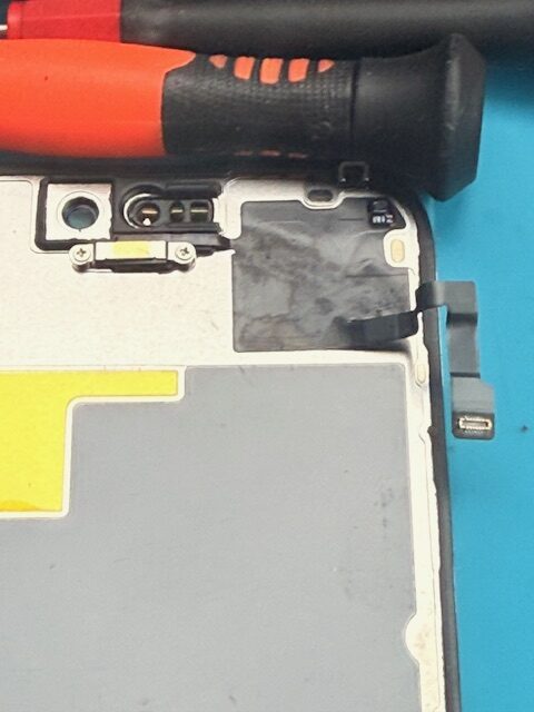 Transferring proximity sensor flex cable from old screen to new iPhone 15 Pro display during repair