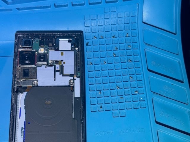 Removing all screws from Samsung Galaxy S23 Ultra