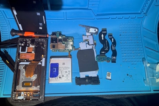 Disassembling internal parts of Samsung Galaxy S23 Ultra